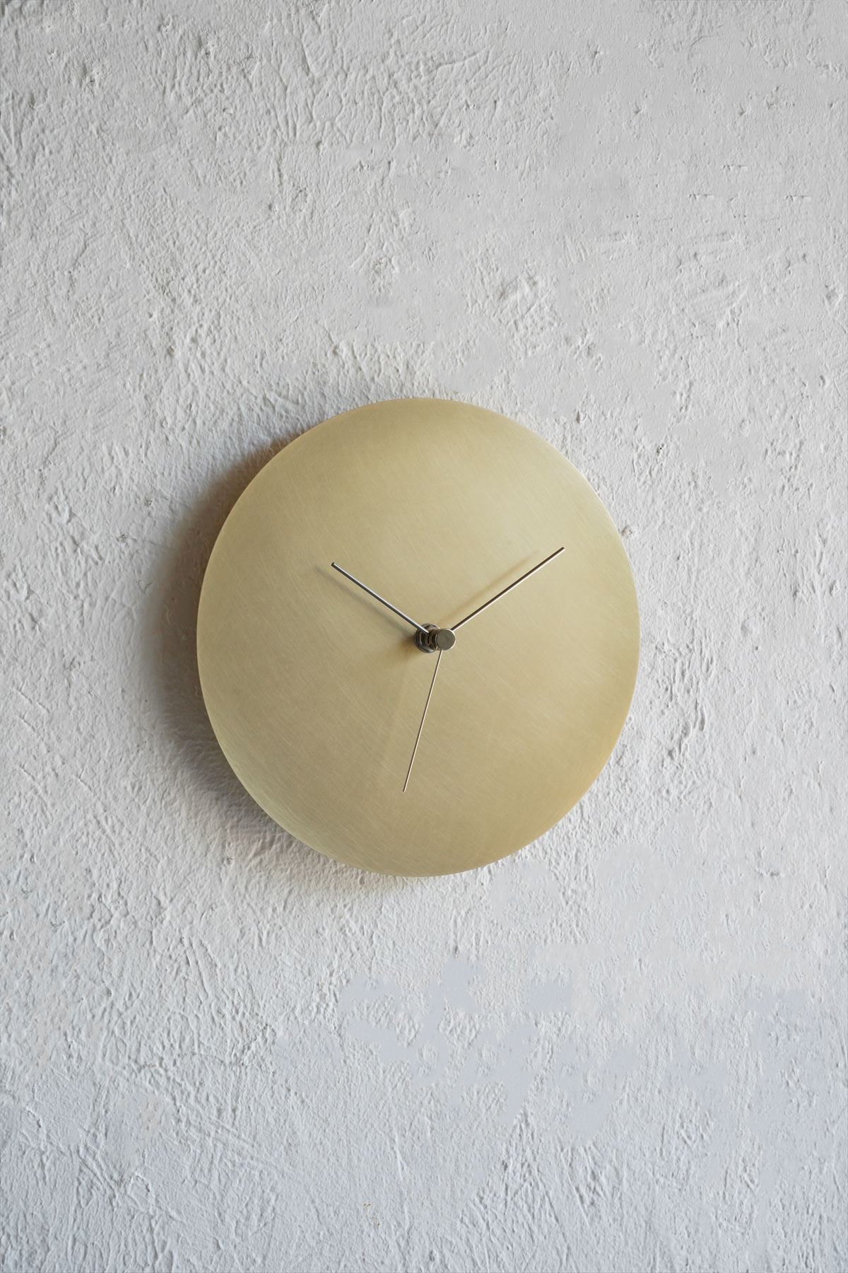 KUMIJI<br>壁掛け時計-minimal wall clock<br>/ 真鍮<br>reload店 - ヴィンテージ SHARK ATTACK
