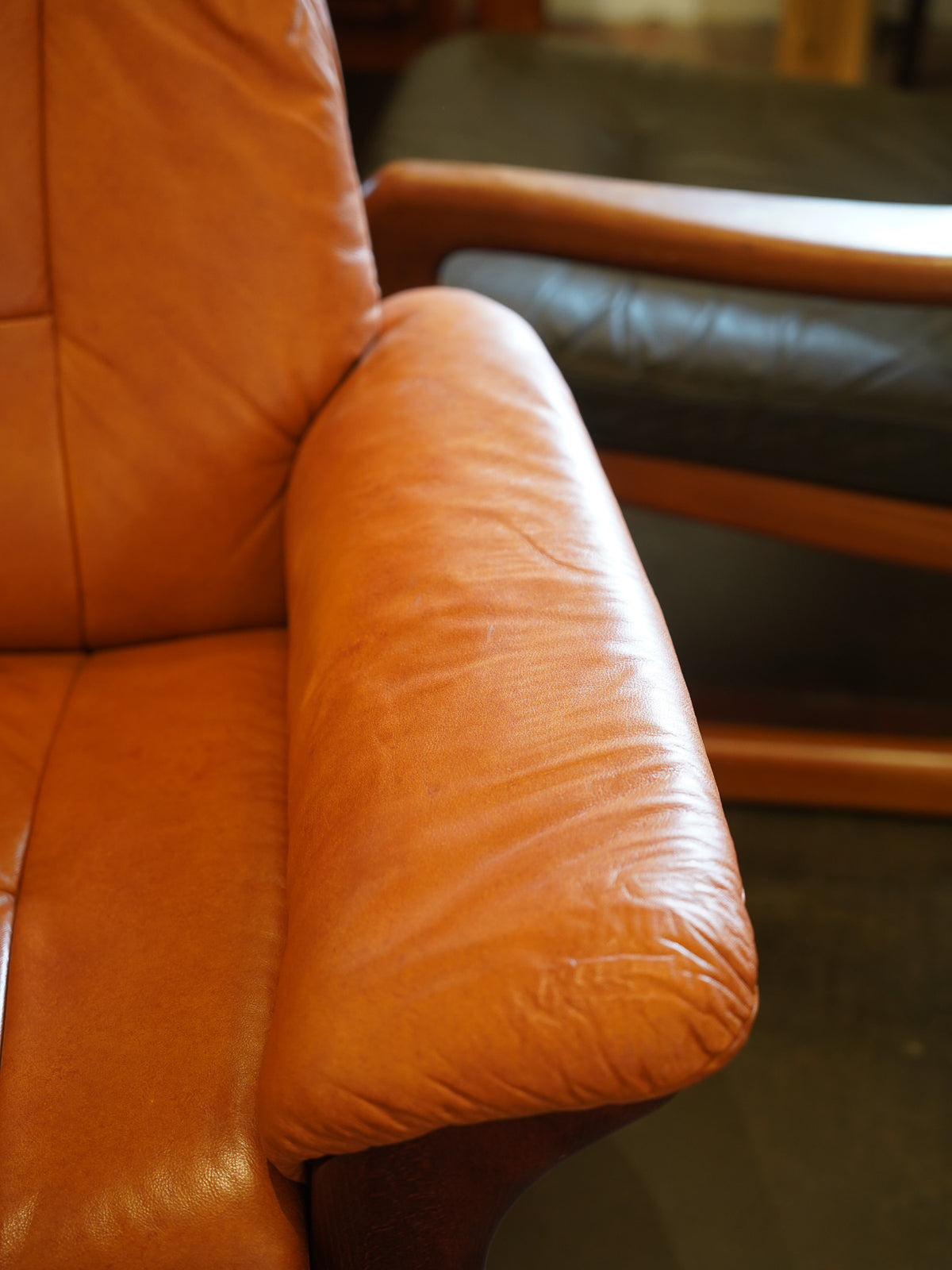 ※アーカイブしない EKORNES - レザー ローバック 3シーター - Norway , 1970's - HOLD anynal shiba