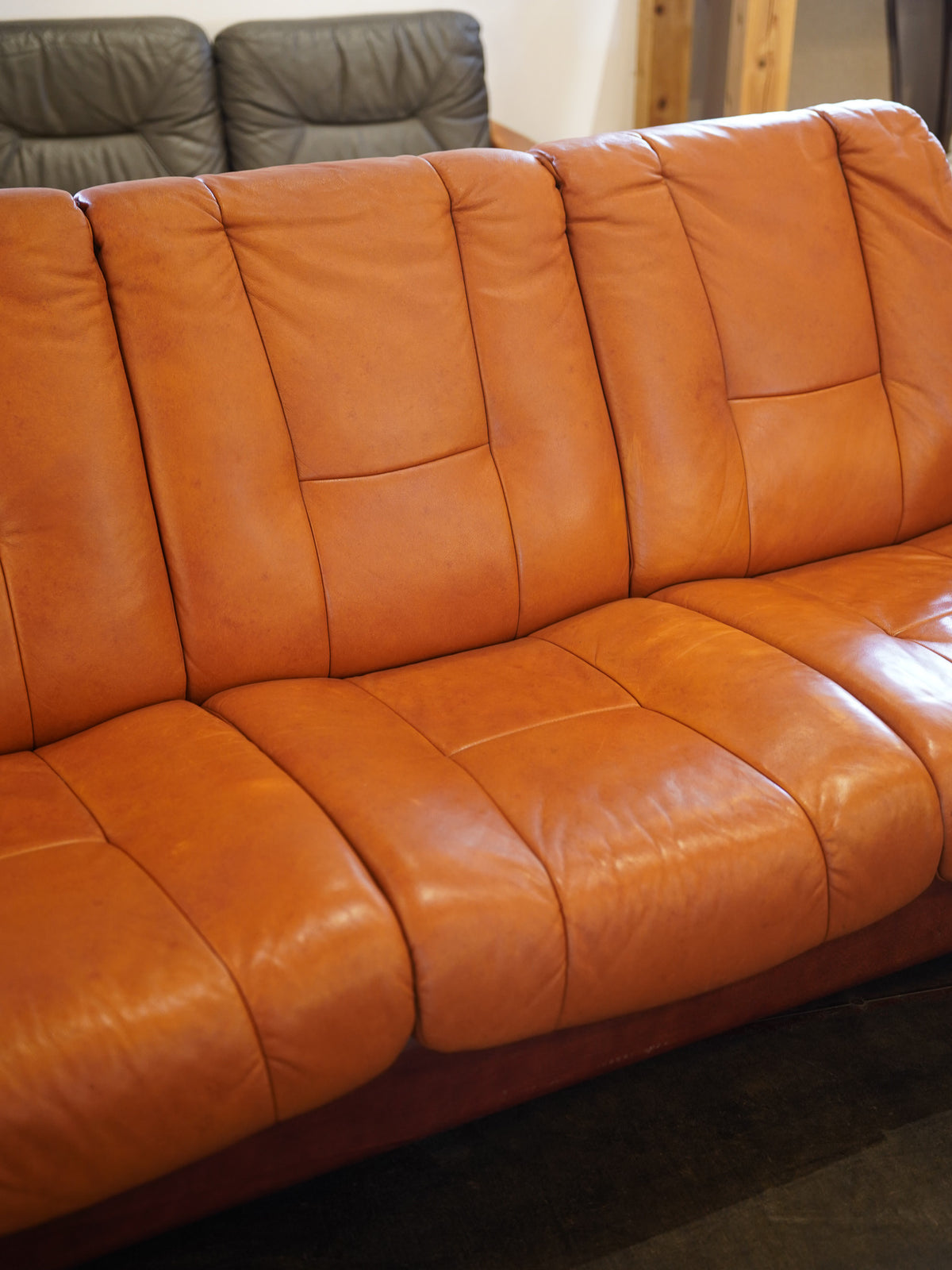 ※アーカイブしない EKORNES - レザー ローバック 3シーター - Norway , 1970's - HOLD anynal shiba