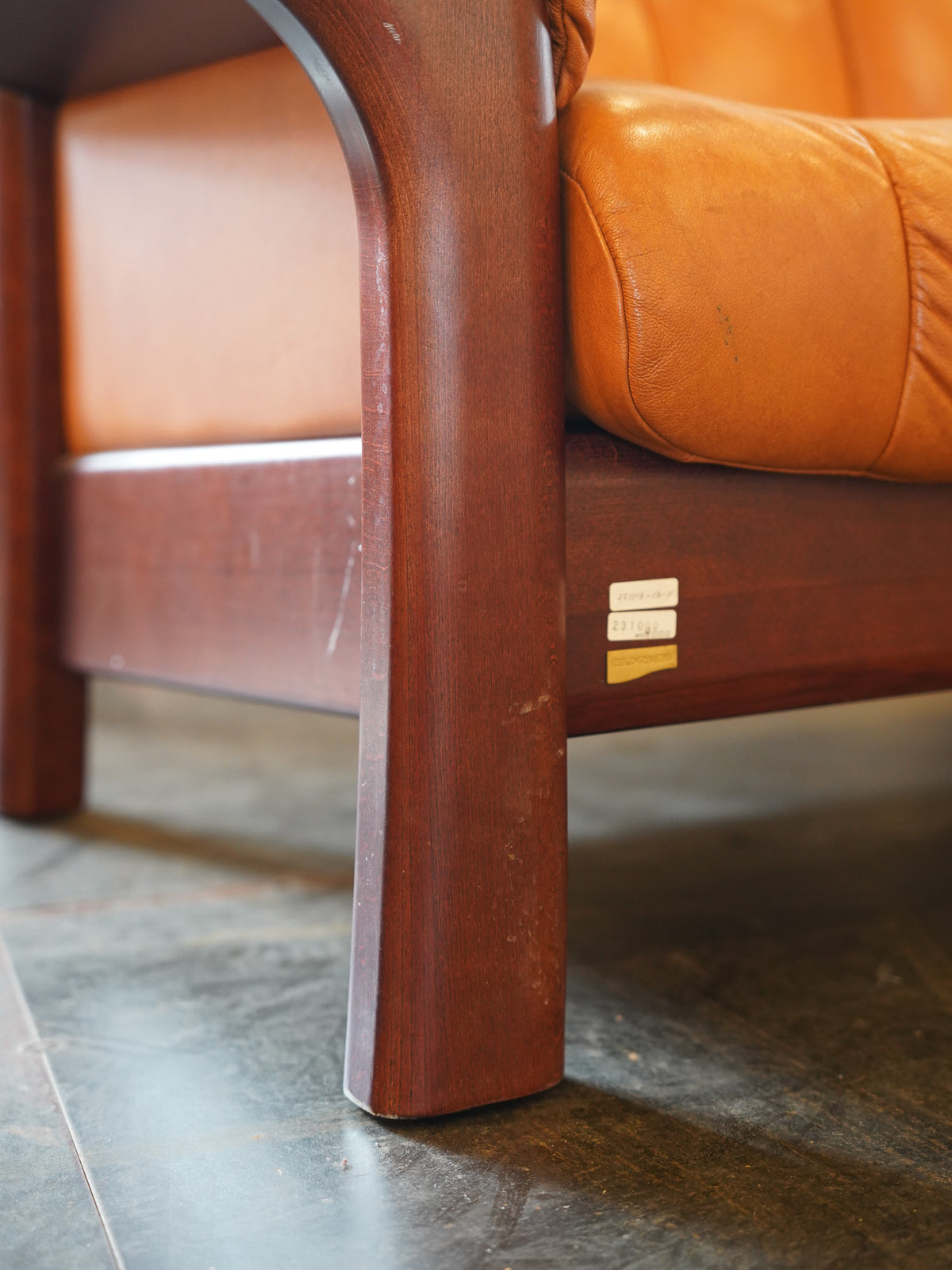 ※アーカイブしない EKORNES - レザー ローバック 3シーター - Norway , 1970's - HOLD anynal shiba
