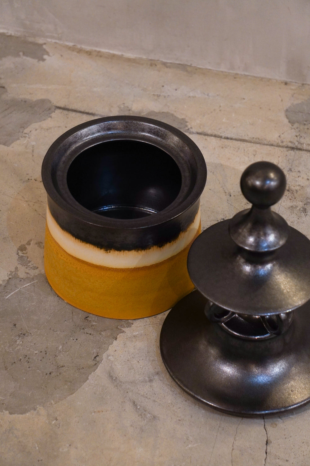 Versmissen<br>Datoga Jar Bronze and Yellow <br>bob's box ・大阪店 - ヴィンテージ SHARK ATTACK