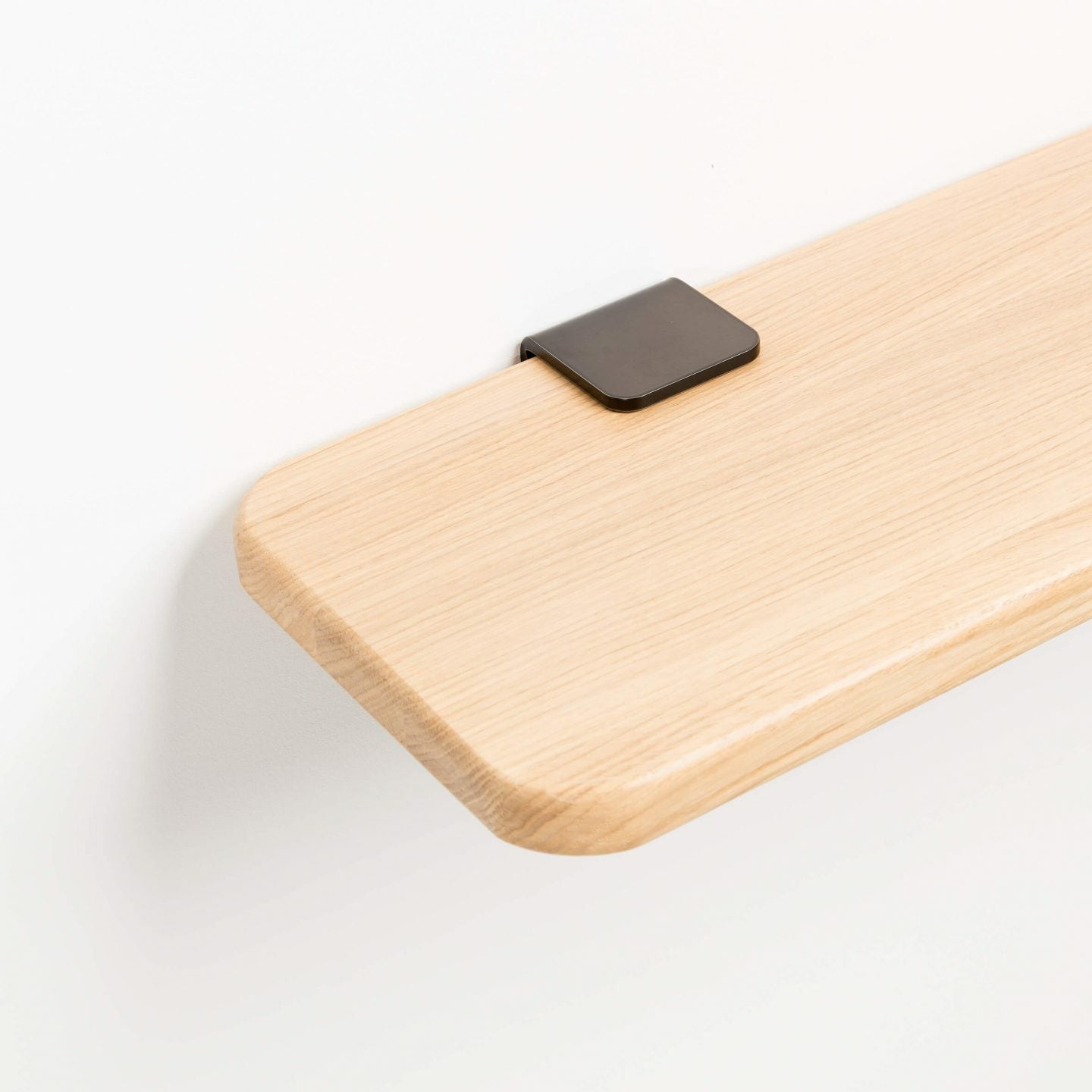 TIPTOE<br>Solid oak shelf – 90x20cm <br>DARK STEEL - ヴィンテージ SHARK ATTACK