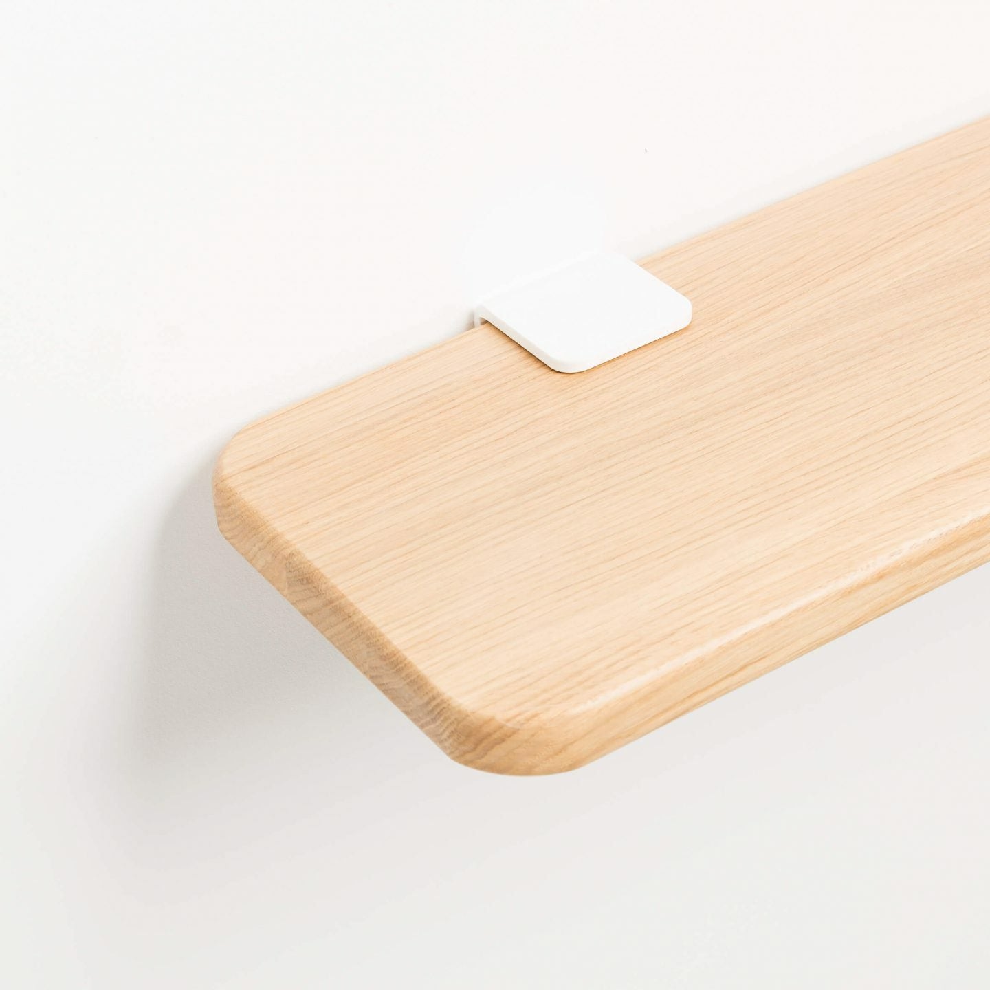 TIPTOE<br>Solid oak shelf – 90x20cm <br>CLOUDY WHITE - ヴィンテージ SHARK ATTACK