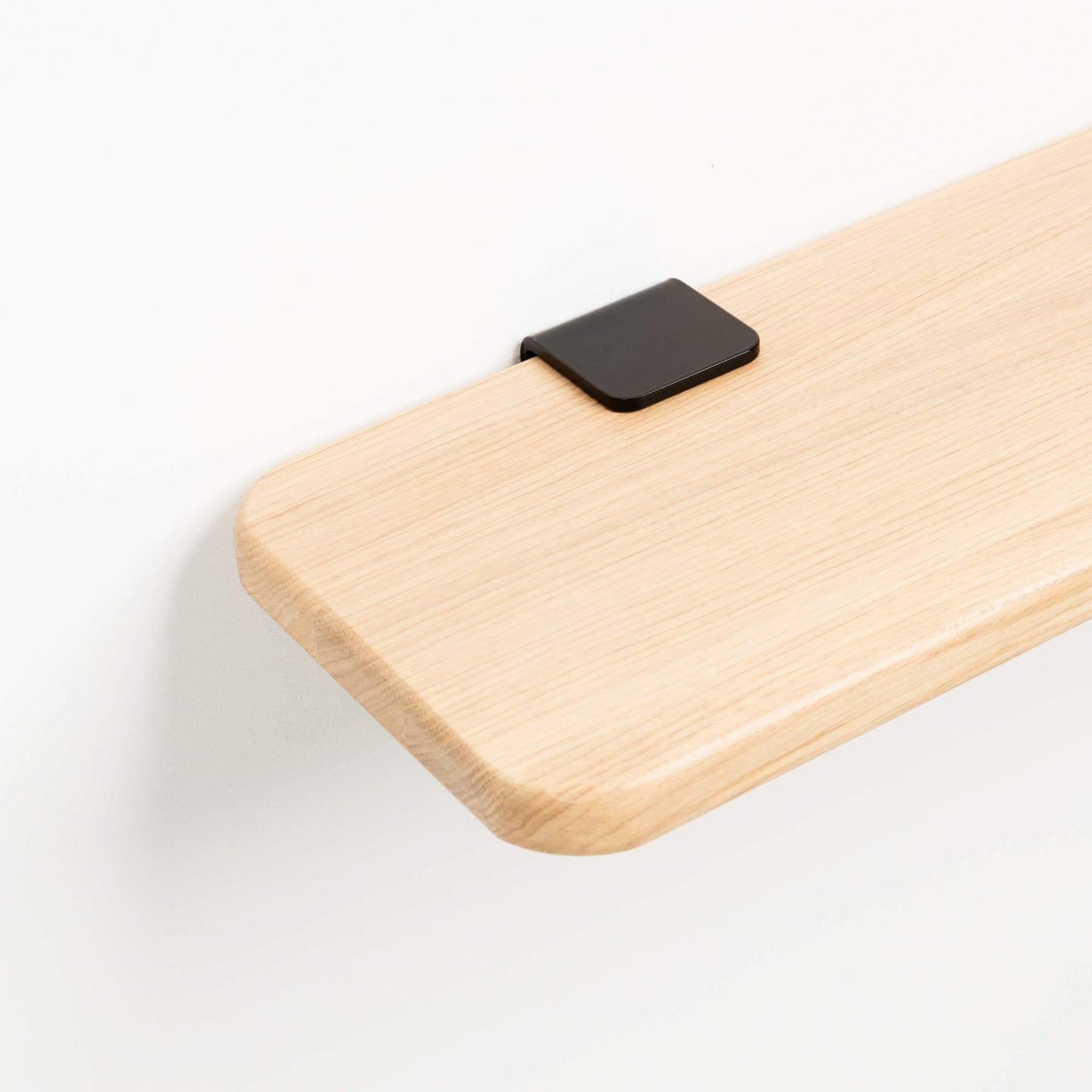 TIPTOE<br>Solid oak shelf – 45x20cm <br>GRAPHITE BLACK - ヴィンテージ SHARK ATTACK