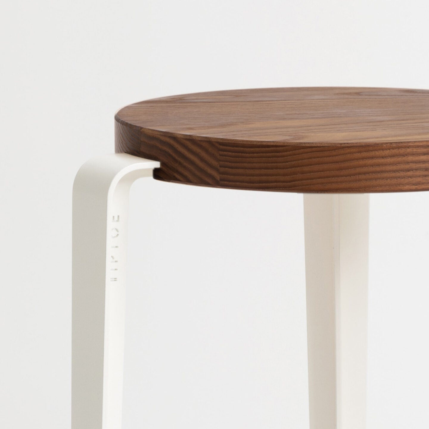 TIPTOE<br>BIG LOU bar stool – TINTED OAK <br>CLOUDY WHITE - ヴィンテージ SHARK ATTACK