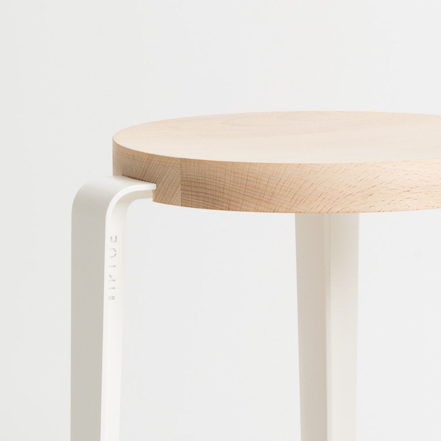 TIPTOE<br>BIG LOU bar stool – SOLID BEECH <br>CLOUDY WHITE - ヴィンテージ SHARK ATTACK