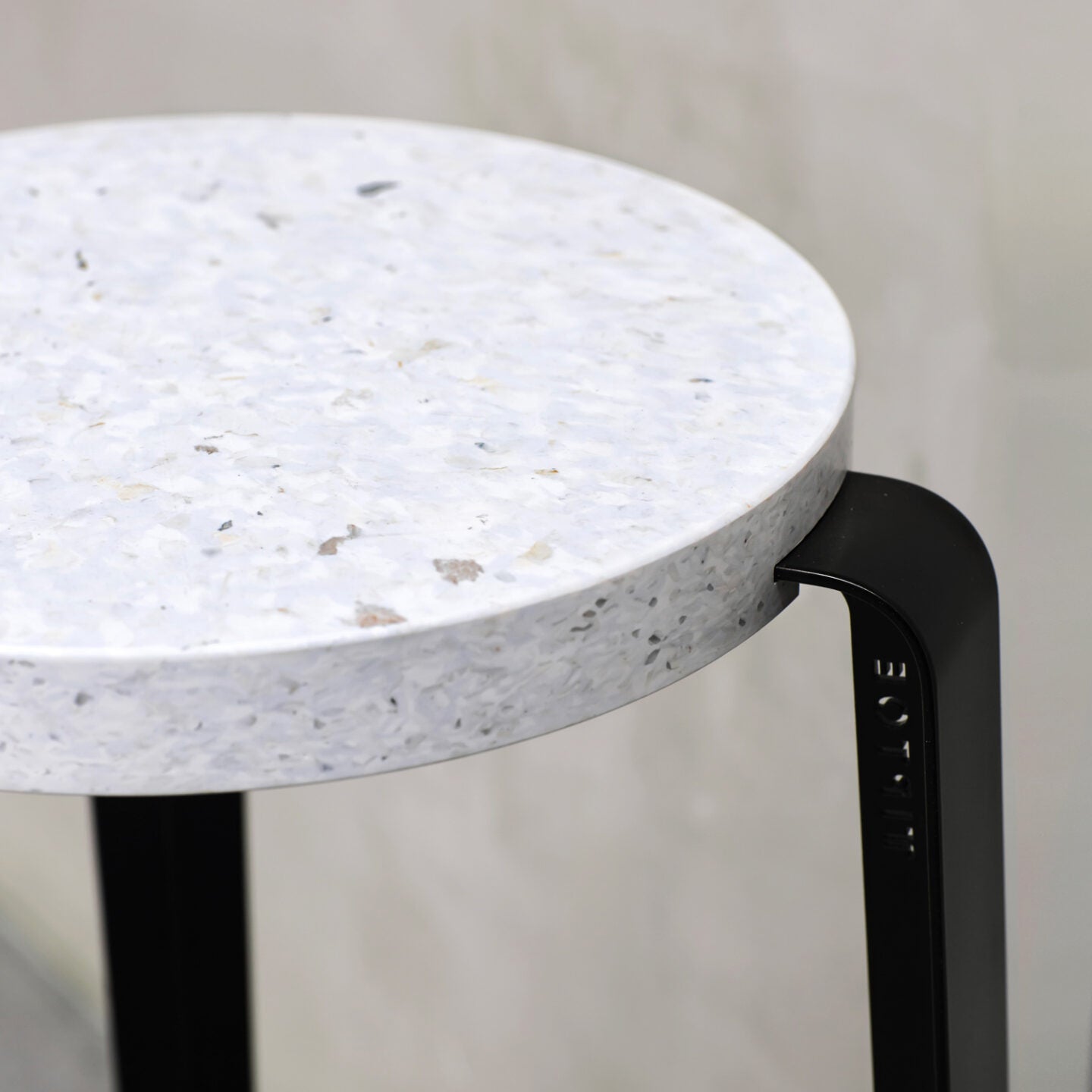 TIPTOE<br>MI LOU mid-high stool in recycled plastic VENEZIA <br>GRAPHITE BLACK - ヴィンテージ SHARK ATTACK